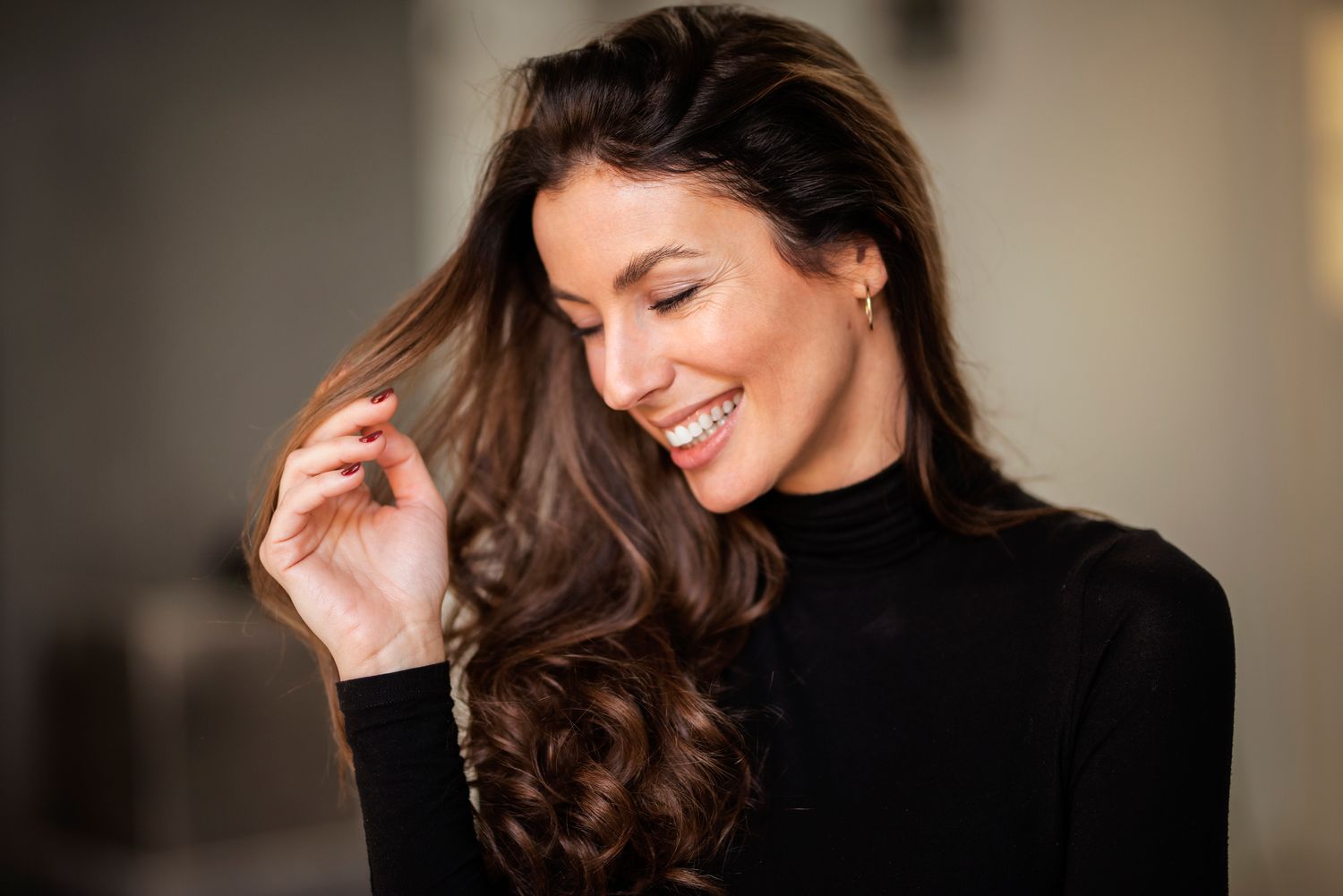 Portrait of a woman with wavy hair.