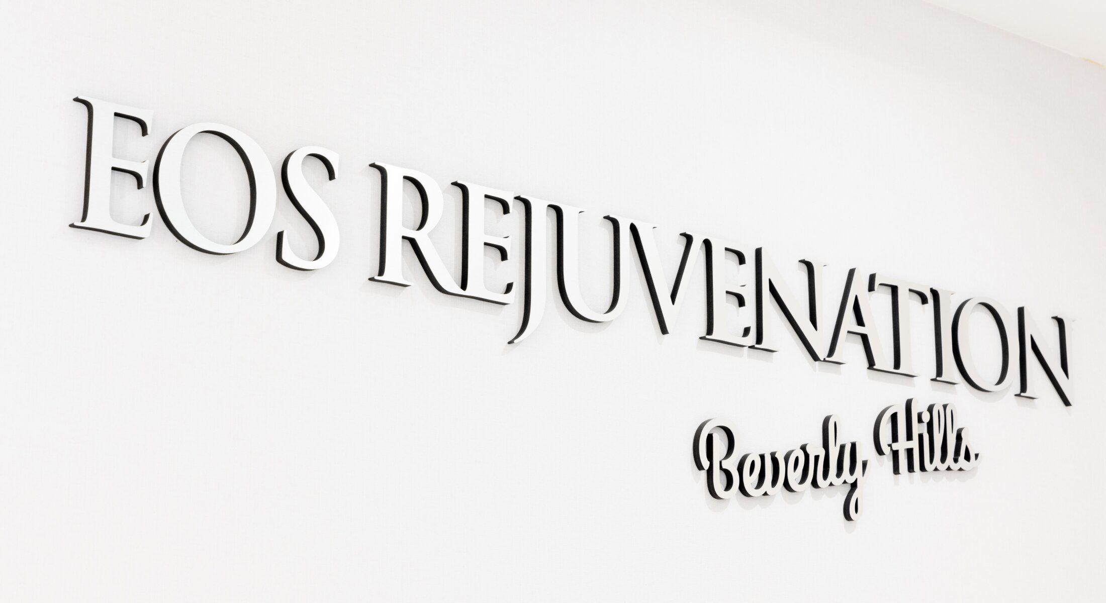 Smiling man in a suit and tie.