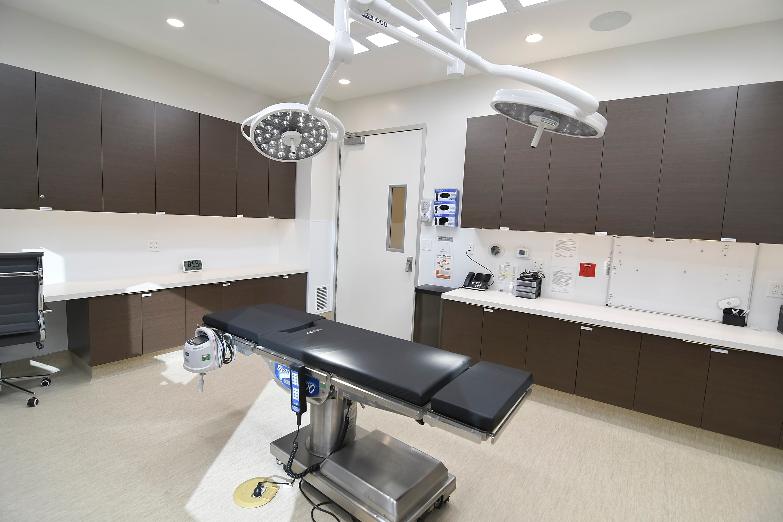 Surgical room with an operating table and lights.
